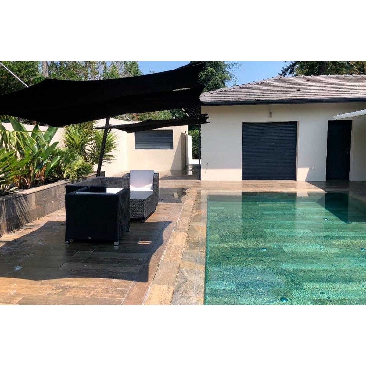 Foto de ambiente de piscina Interior y exterior con Stela Dark y coronación con Pietro Dark